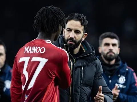 INEOS để lại "nút thắt" ở hàng tiền vệ Man United