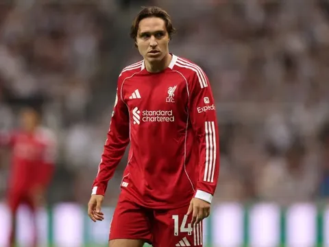 Chiesa bị loại khỏi danh sách dự Champions League của Liverpool, Ngumoha chiếm suất