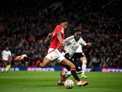Phil Jones "phát cuồng" với thần đồng Chido Obi của MU