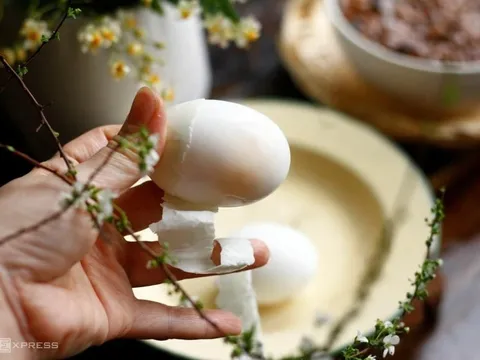 Luộc trứng thả 2 hột muối theo cách này, trứng dóc vỏ - lòng đào dẻo thơm, béo ngậy