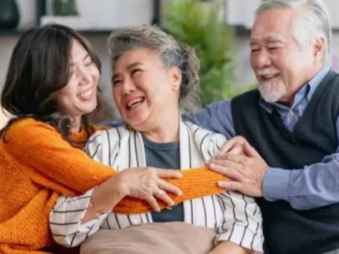 Sau 60 tuổi mới thấm: Gia đình chỉ có con trai, cha mẹ dễ rơi vào 3 cảnh ngộ đắng lòng