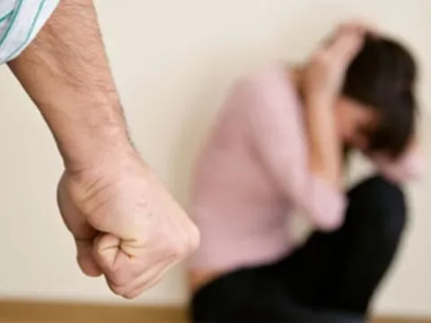Từ hôm nay 4/9, người có hành vi bạo lực gia đình có thể bị cấm tiếp xúc, công an giám sát chặt