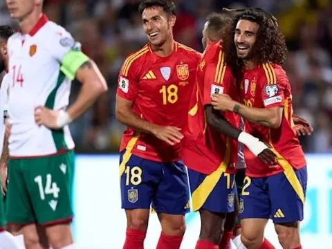 Cucurella ghi bàn đầu tiên cho Tây Ban Nha, HLV La Fuente khen ngợi hết lời