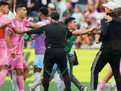 Luis Suarez xin lỗi vì hành động nhổ nước bọt vào nhân viên Seattle
