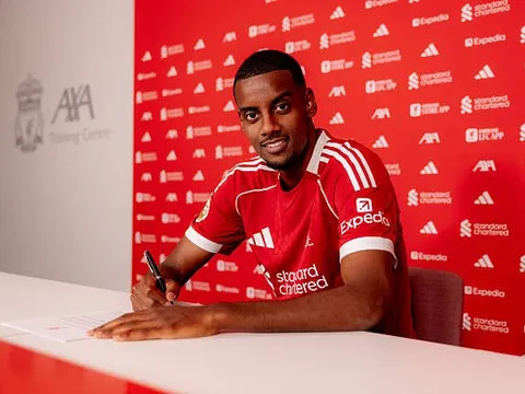 Nhìn lại ngày cuối kịch tính của Liverpool: Bom tấn Isak và cú sụp đổ Guehi