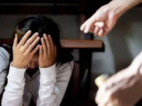 Chính thức: Chồng đánh vợ sẽ bị cấm tiếp xúc tối đa 4 ngày theo quy định mới