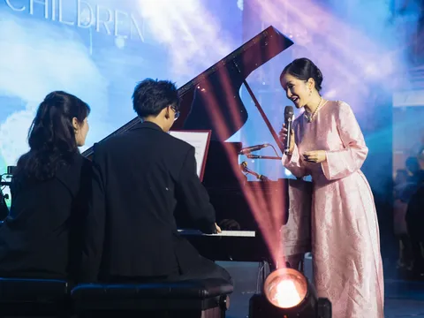 Con trai Hà Kiều Anh đệm đàn cho diva Hồng Nhung hát “Cho con”