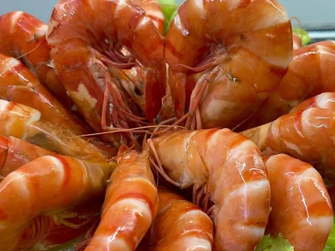 Thả nắm lá này vào nồi luộc tôm: Con nào con nấy đỏ au, chắc nịch ngọt lừ, 10 con như 10