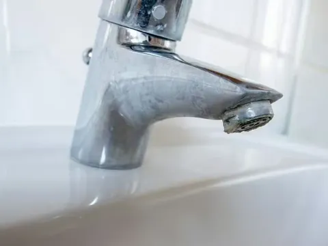 Vòi nước sạch bong cặn vôi chỉ sau 25 giây với một mẹo đơn giản, ai cũng có thể làm được