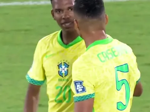 Casemiro không hài lòng với Estevao ở trận Brazil thắng Chile