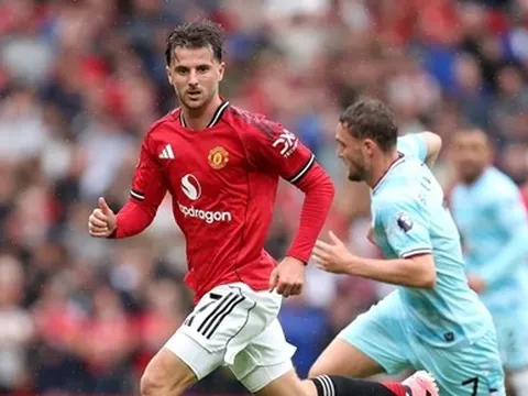 Cú hích kép cho Man United trước trận Derby Manchester