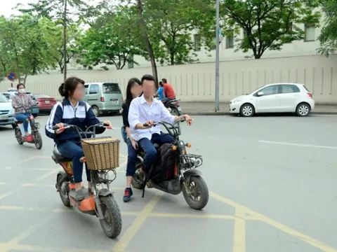 Siết chặt quản lý học sinh đi xe máy điện, xe đạp điện trên địa bàn Hà Nội
