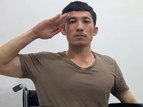Liên Bỉnh Phát ngồi xe lăn, gửi lời xin lỗi đồng đội