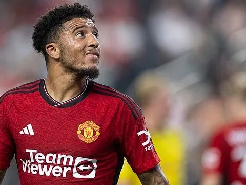 Jamie Carragher và Paul Scholes đồng loạt "dội gáo nước lạnh" vào Jadon Sancho