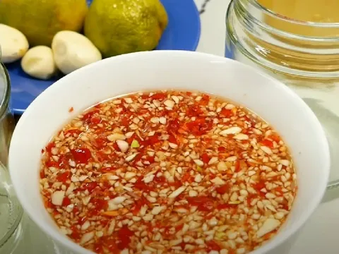 3 bí quyết pha nước mắm chua ngọt chuẩn nhất, tỏi ớt nổi lên trên