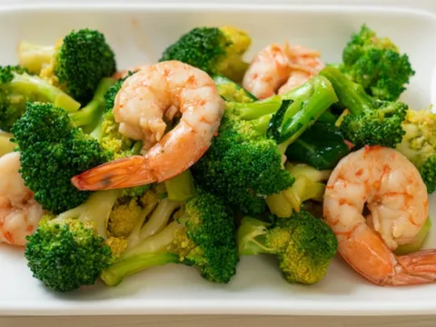 Cách làm món Súp lơ xanh xào tôm, màu sắc rực rỡ, hương vị đậm đà, ngon miệng