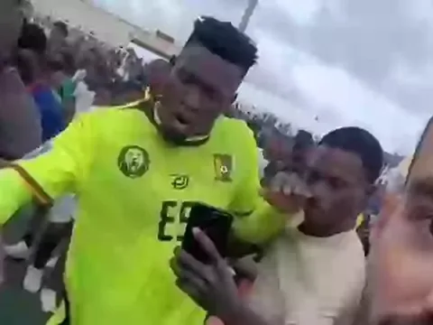 Andre Onana nổi điên, xô xát với CĐV sau thảm họa ở ĐT Cameroon
