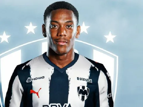 Here we go! Anthony Martial cập bến Monterrey, trở thành đồng đội Ramos