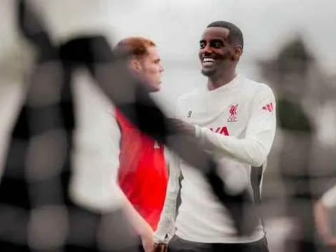 HLV Arne Slot thận trọng đưa Isak vào đội hình Liverpool