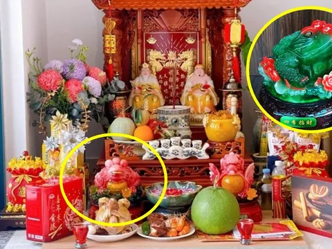 Cóc ngậm tiền đặt bên trái hay bên phải bàn thờ Thần Tài mới đúng?