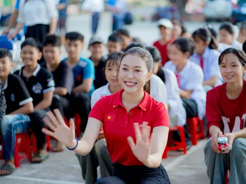 Hoa hậu Kiều Duy vượt 500km đến Điện Biên trao tủ thuốc cho học sinh vùng cao