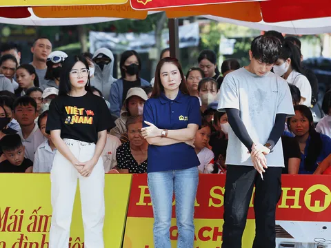 Thanh Thảo và Hà Myo bật khóc trước cô bé mồ côi, sống một mình trong ngôi nhà cũ do ông ngoại để lại