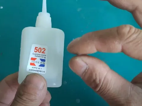 Mẹo gỡ keo 502 (keo con voi) dính vào tay nhẹ nhàng, không đau