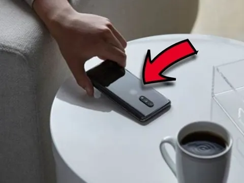Úp màn hình điện thoại xuống bàn, hành đông nhỏ mang về 5 cái lợi to