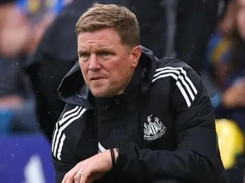 Liverpool là yếu tố khiến mối quan hệ giữa Howe và Isak rạn nứt