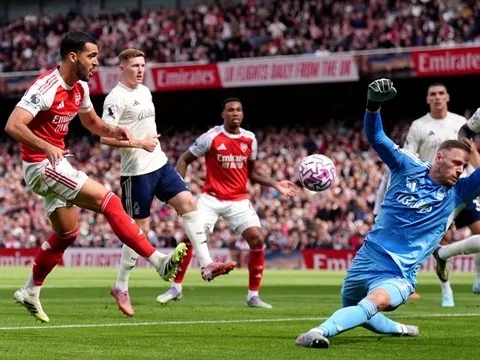 Mikel Merino bỏ lỡ cơ hội khó tin, Odegaard chấn thương rời sân sớm