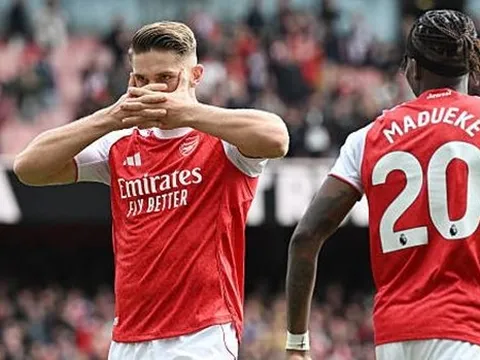 Những quyết định chuyển nhượng táo bạo của Arsenal mang lại quả ngọt