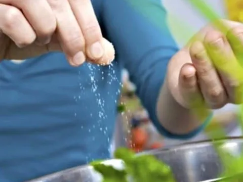 Luộc rau cho muối để xanh hóa ra sai lầm! Chuyên gia chỉ ra 5 thói quen nguy hiểm khi nấu rau