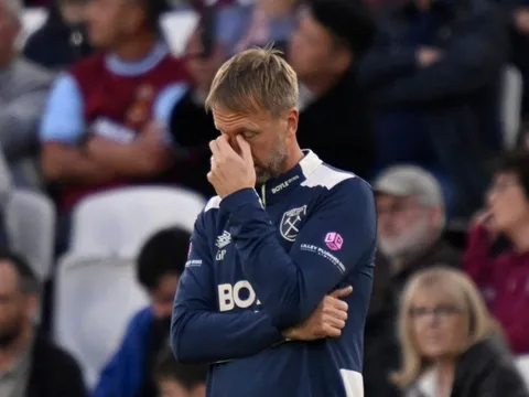 CĐV West Ham phải xem một đội bóng yếu kém, ở một sân vận động tồi tệ, với ban lãnh đạo họ không ưa
