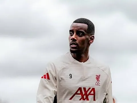Chạm trán Burnley, Arne Slot úp mở khả năng ra sân của Isak