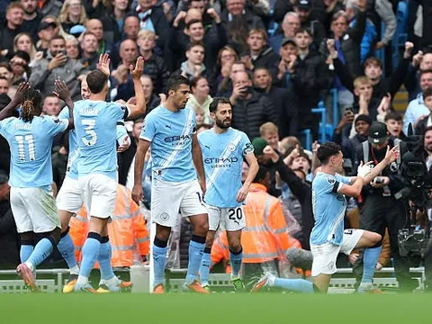 Foden mở tỷ số cho Man City trước MU, Gary Neville khen ngợi Doku
