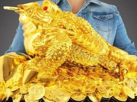 Cách đặt cóc ngậm tiền trên bàn thờ Thần Tài để thu hút tài lộc, may mắn và phú quý