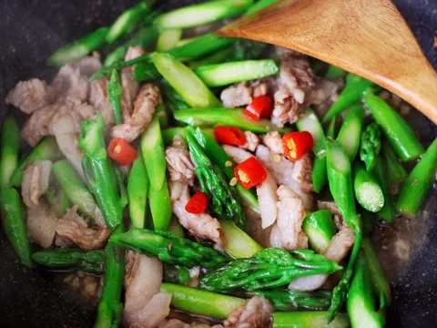 Cách làm món măng tây xào thịt heo ngon, bổ dưỡng đến 'Hoáng đế' cũng phải dùng