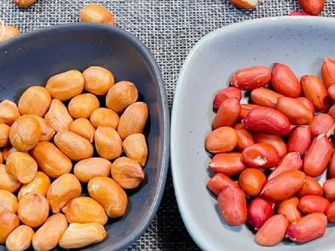 Nên mua lạc trắng hay lạc đỏ?