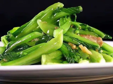 Xào rau đừng chỉ cho muối: Thêm vài giọt này rau xanh mướt, thơm ngon không khéo tay vẫn làm được