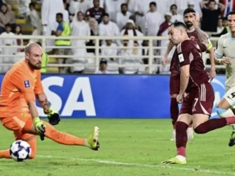 Thi đấu thiếu người, đội bóng của Benzema thua trận mở màn AFC Champions League