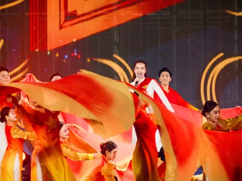 Hồ Ngọc Hà hát ca khúc mới ‘Rực rỡ Việt Nam tôi’  tại concert ‘Tôi yêu Tổ quốc tôi’