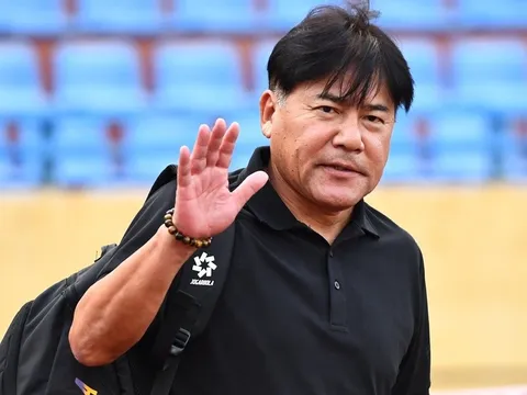 HLV Makoto Teguramori nghẹn ngào chia tay Hà Nội FC
