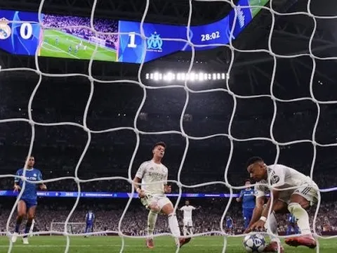 Mbappe lập cú đúp penalty, Real ngược dòng hạ Marseille