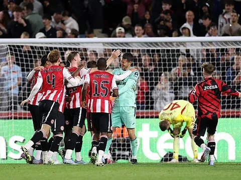 Emiliano Martinez vắng mặt, Aston Villa gục ngã trước Brentford sau loạt đá luân lưu