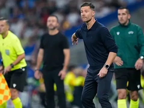 Xabi Alonso lý giải việc để Vinicius ngồi dự bị trong trận thắng Marseille