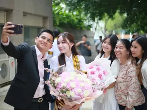Kiatisuk tươi cười bên ái nữ xinh đẹp trong lễ tốt nghiệp