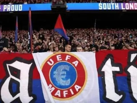 Crystal Palace bị phạt 10.000 euro vì băng rôn 'UEFA Mafia'