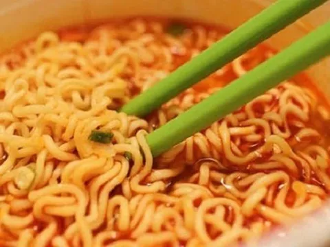 Người phụ nữ ăn mì xong bị đau bụng dữ dội, bác sĩ cảnh báo nấu theo cách này chỉ rước họa vào thân