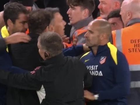 Simeone nhận thẻ đỏ sau pha đánh đầu của Van Dijk