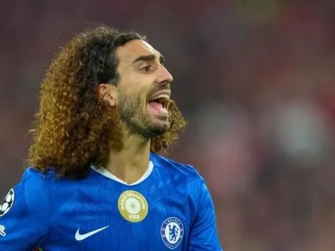 Tại sao Marc Cucurella bị cổ động viên Bayern la ó mỗi khi chạm bóng?